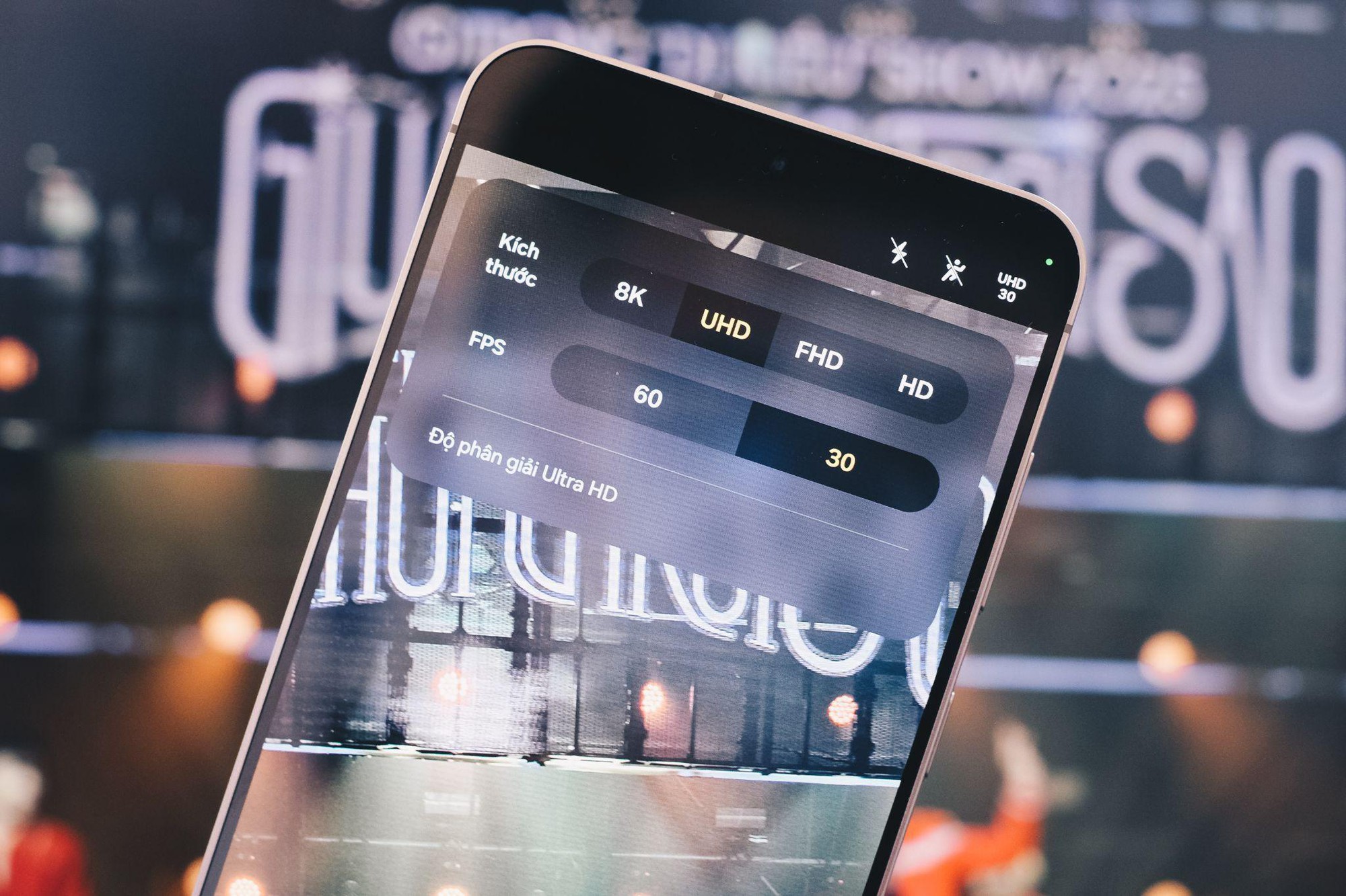 Cụm 3 camera chuyên nghiệp và khả năng quay video 8K